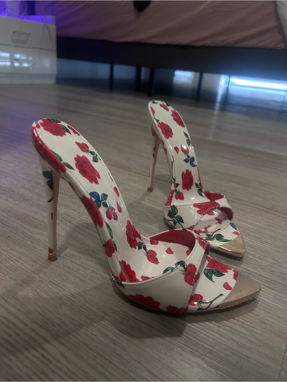 Source Unknown White Patent Floral Stiletto Mules with Red Roses